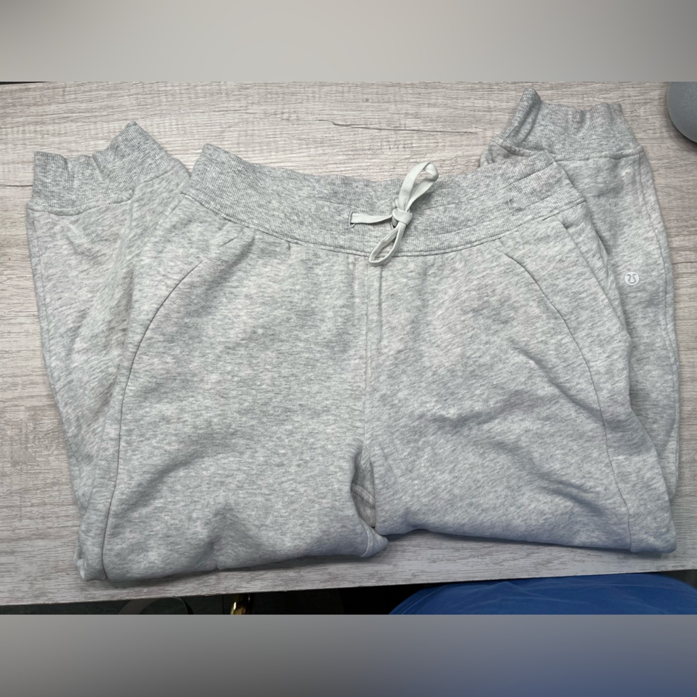 Lululemon Scuba High-Rise “Heathered Core Ultra Grey” Cropped Jogger in size 8